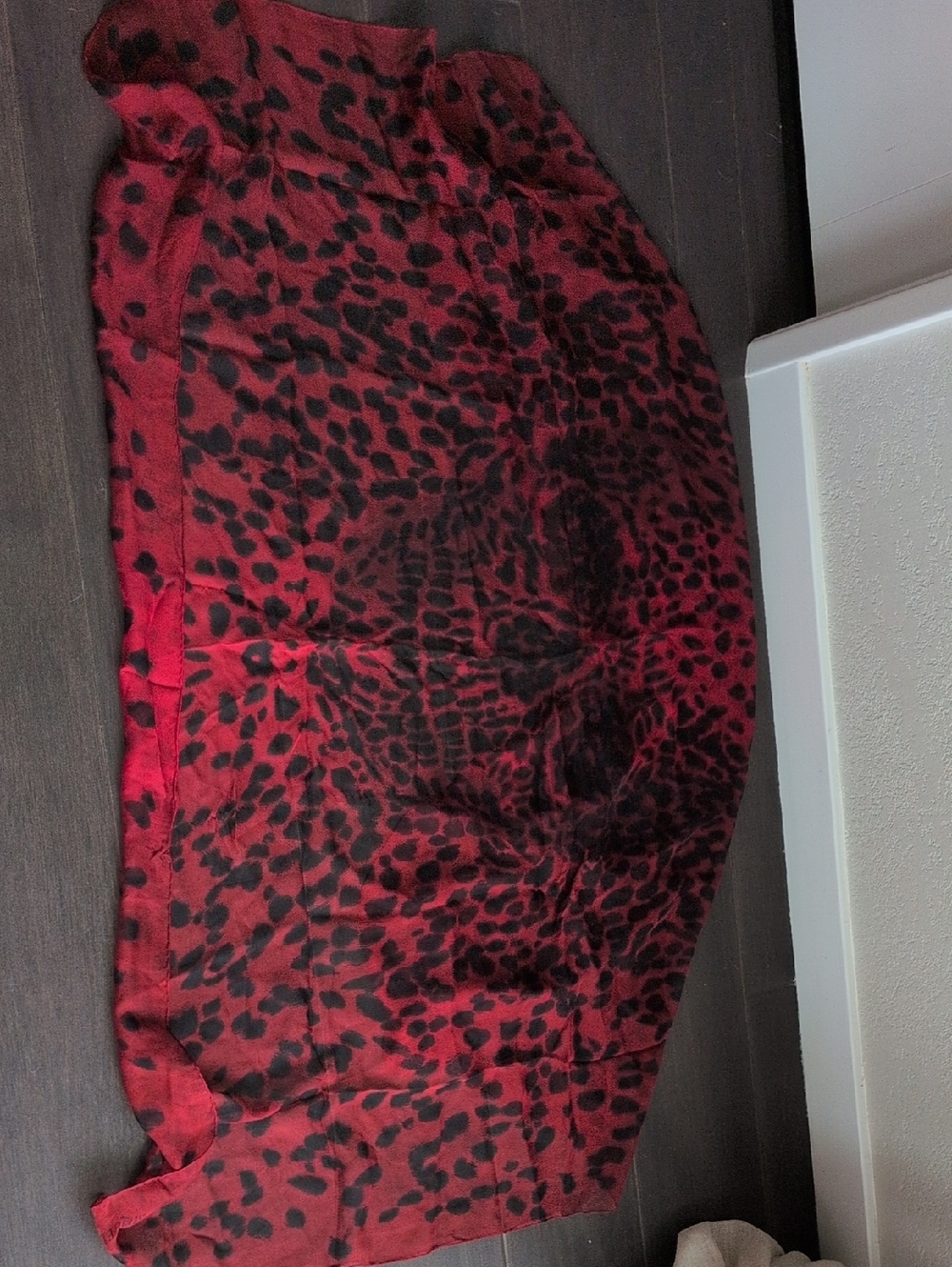 Alexander McQueen Red and Black Silk Leopard-Print Scarf - Picture 3 of 5